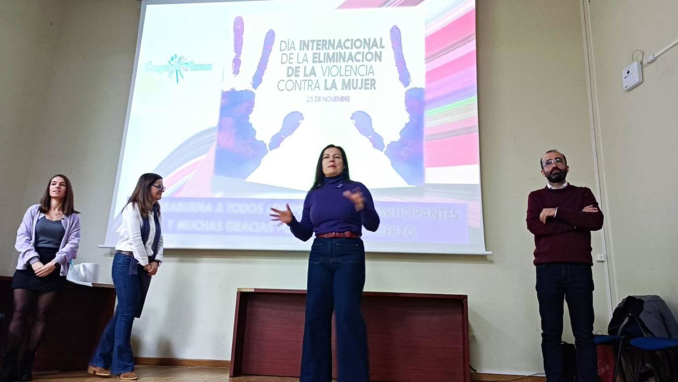 La concejala de Igualdad de Cangas, Carmen López, y el alcalde del consejo, José Víctor Rordríguez entregaron los premios del Concurso. 