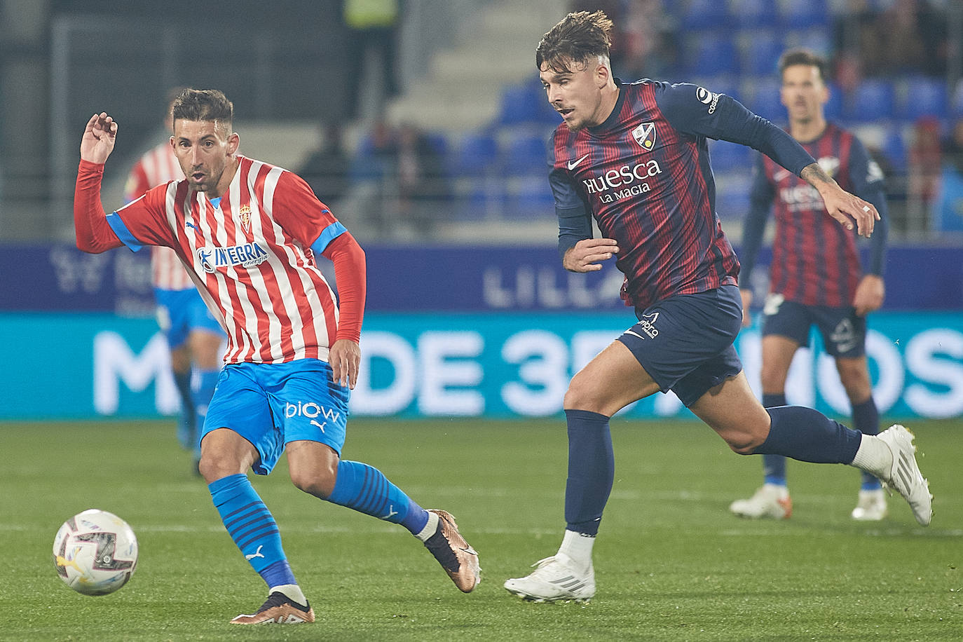 Un momento del partido entre el Huesca y el Sporting. 