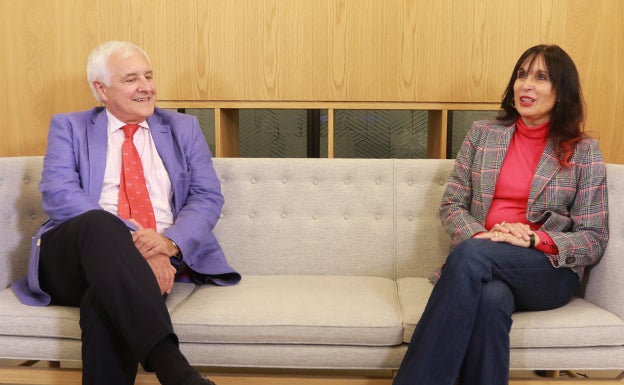 Mes de la salud en Asturias | Jesús Barón y Lourdes Cosío, momentos antes de comenzar la charla 'Cirugía plástica y estética. Clínica Barón'