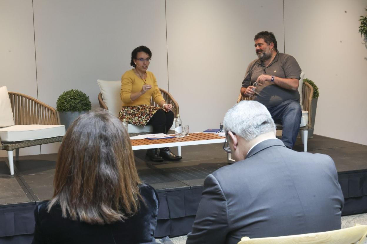 Ana Fernández Zapico, junto al coordinador y presentador de la jornada, Octavio Villa. 