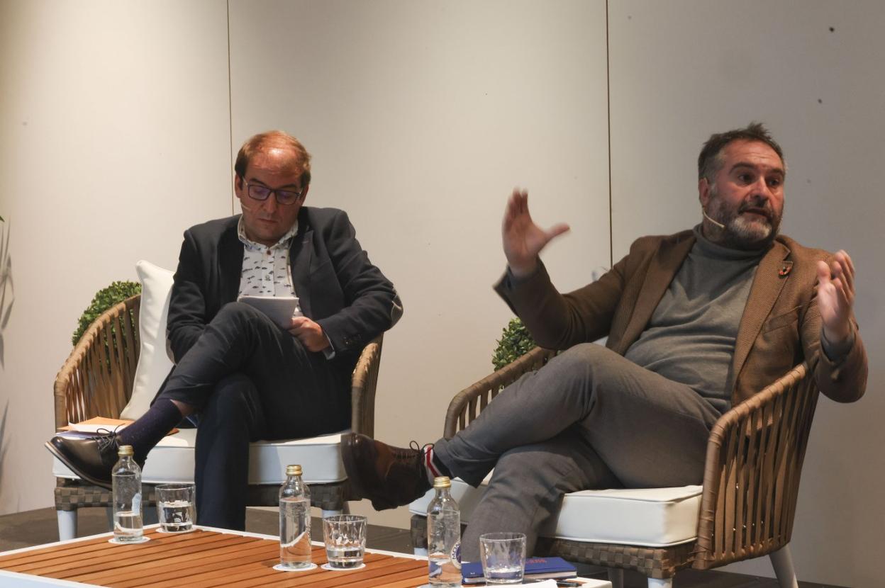 Juan Antonio Lázaro y Fernando Prendes, ayer durante su intervención en las jornadas. 