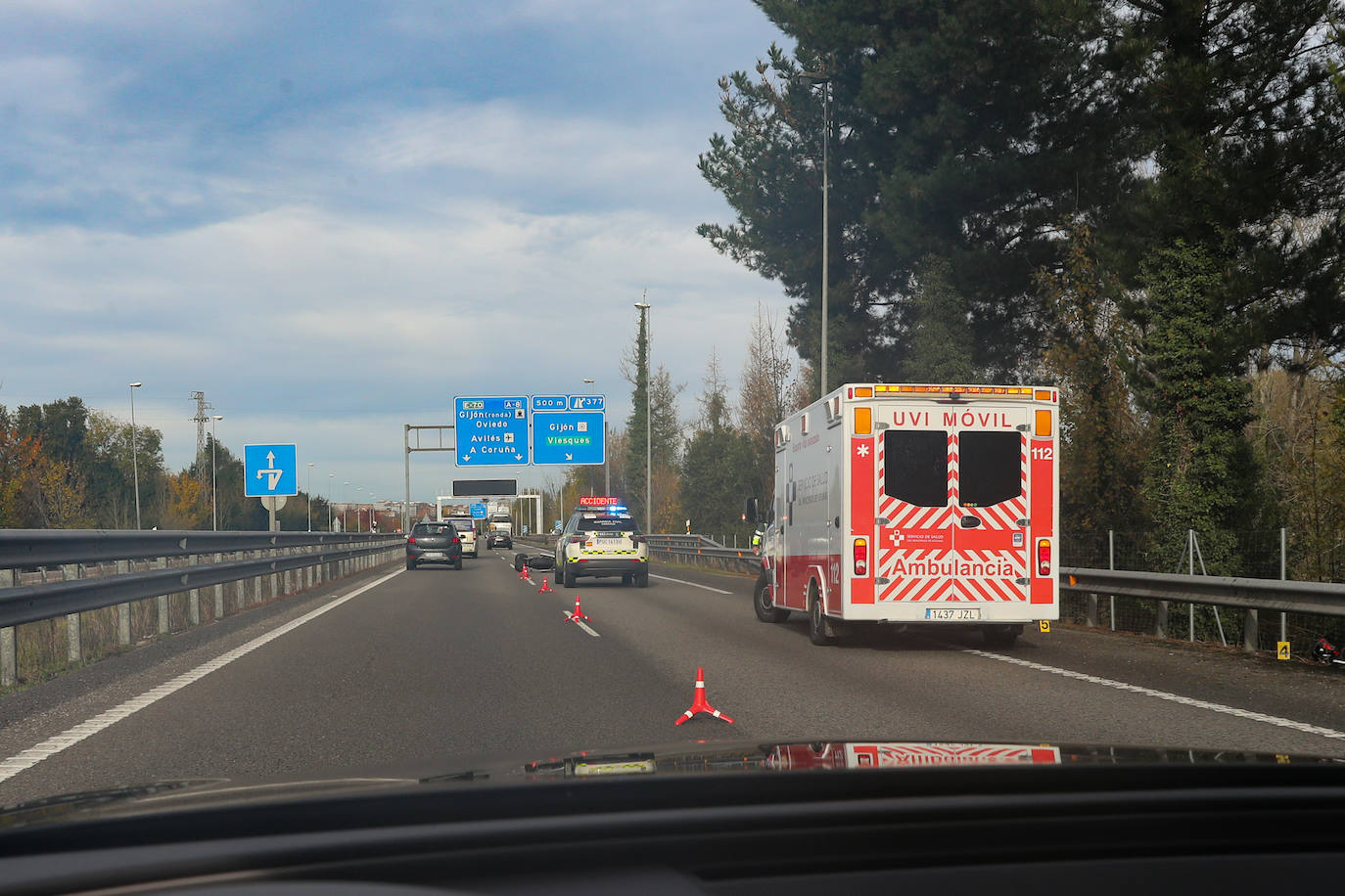 Fotos: Muere el hombre que resultó herido grave tras caer con su moto en la A-8