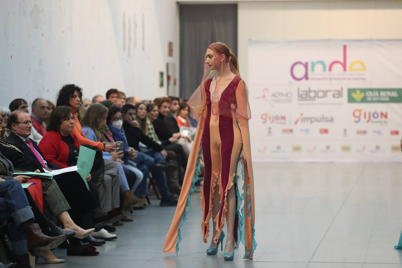 Fotos: Moda asturiana repleta de color y fantasía