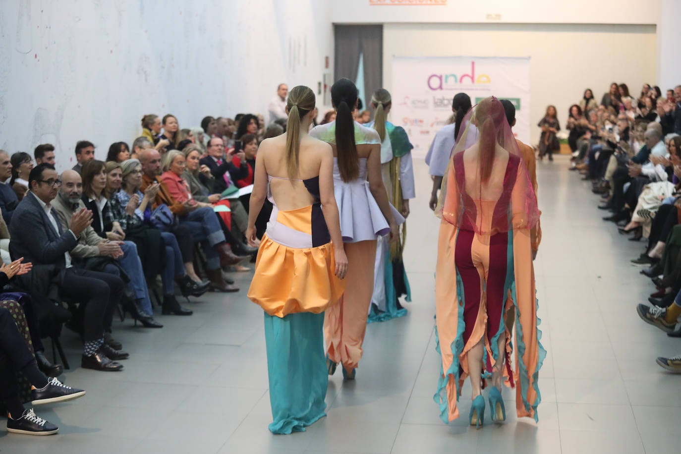 Fotos: Moda asturiana repleta de color y fantasía