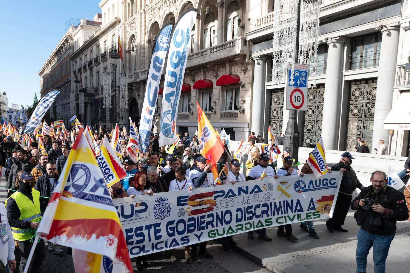 Fotos: «Este Gobierno discrimina a policías y guardias civiles»