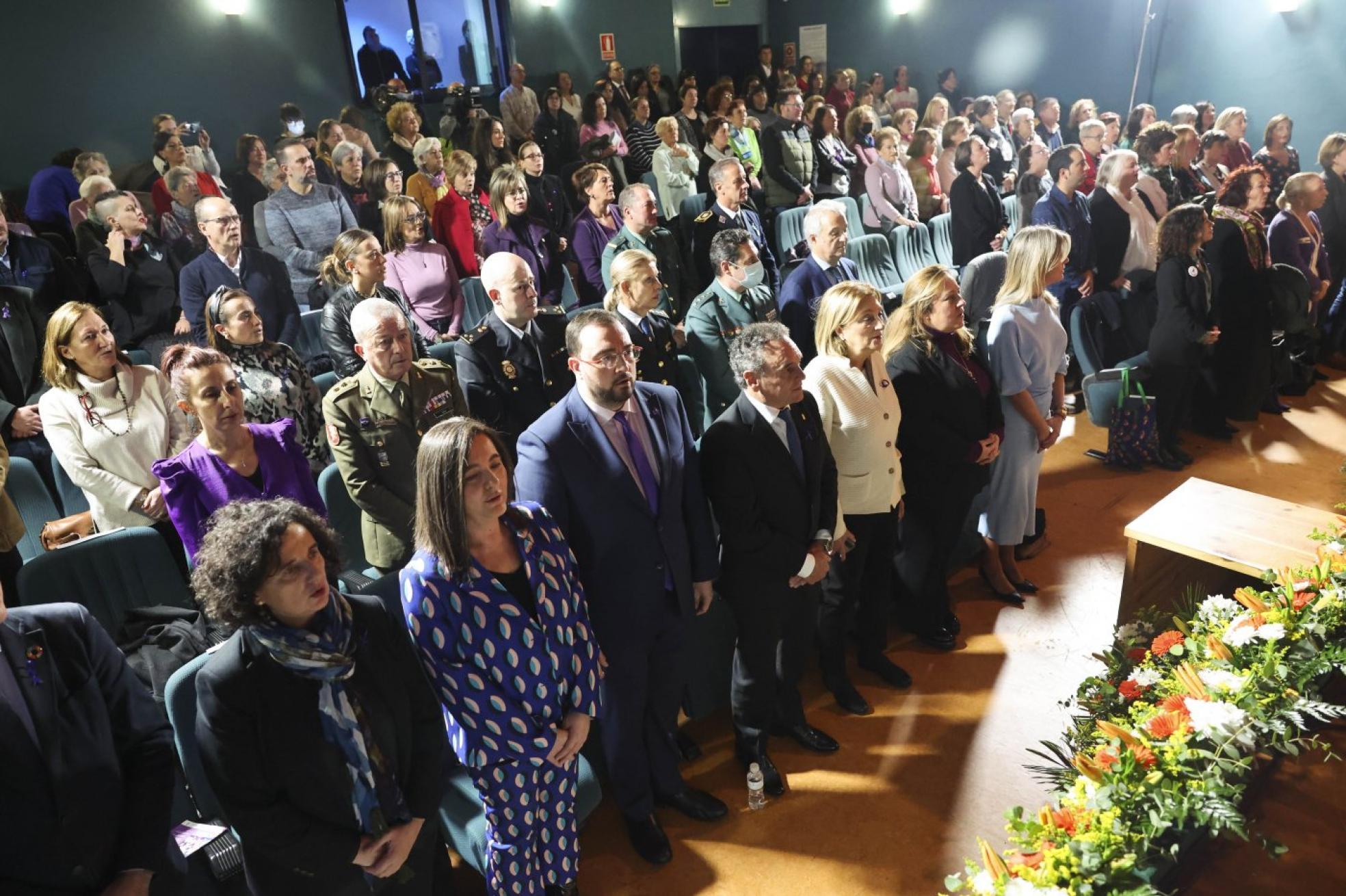 Berta Piñán, Nuria Varela, Barbón; el alcalde de Nava, Juan Cañal; Delia Losa, Lydia Espina y Graciela Blanco, en la Casa de Cultura naveta, donde se celebró el acto institucional, con miembros de los cuerpos de seguridad, de la Junta y asociaciones de mujeres, entre otros. 