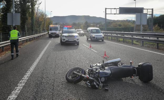 Agentes de la Guardia Civil y una ambulancia en el lugar del accidente.