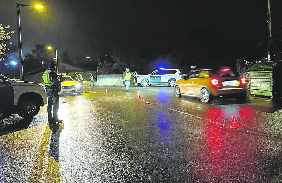 Operativo de la Guardia Civil en las parroquias rurales controlando el tráfico anoche.