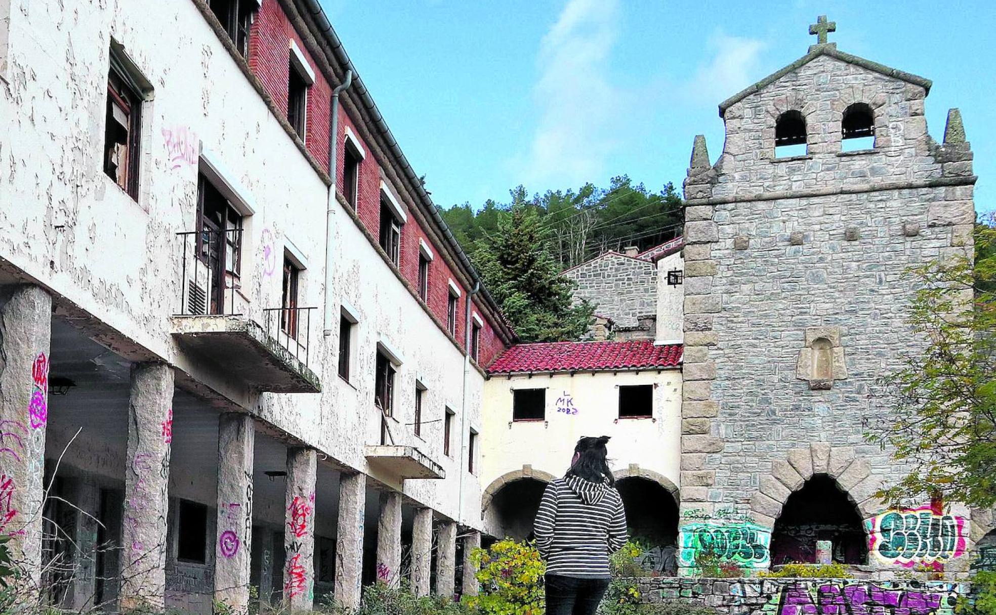 Una joven pasea frente a la iglesia de Salto de Castro, en los Arribes del Duero, el pueblo zamorano vendido a un constructor que quiere levantar un hotel.