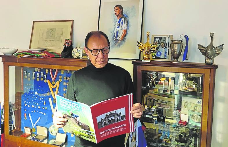 Gomes, en una imagen reciente, lee el libro 'Sporting de leyenda'.