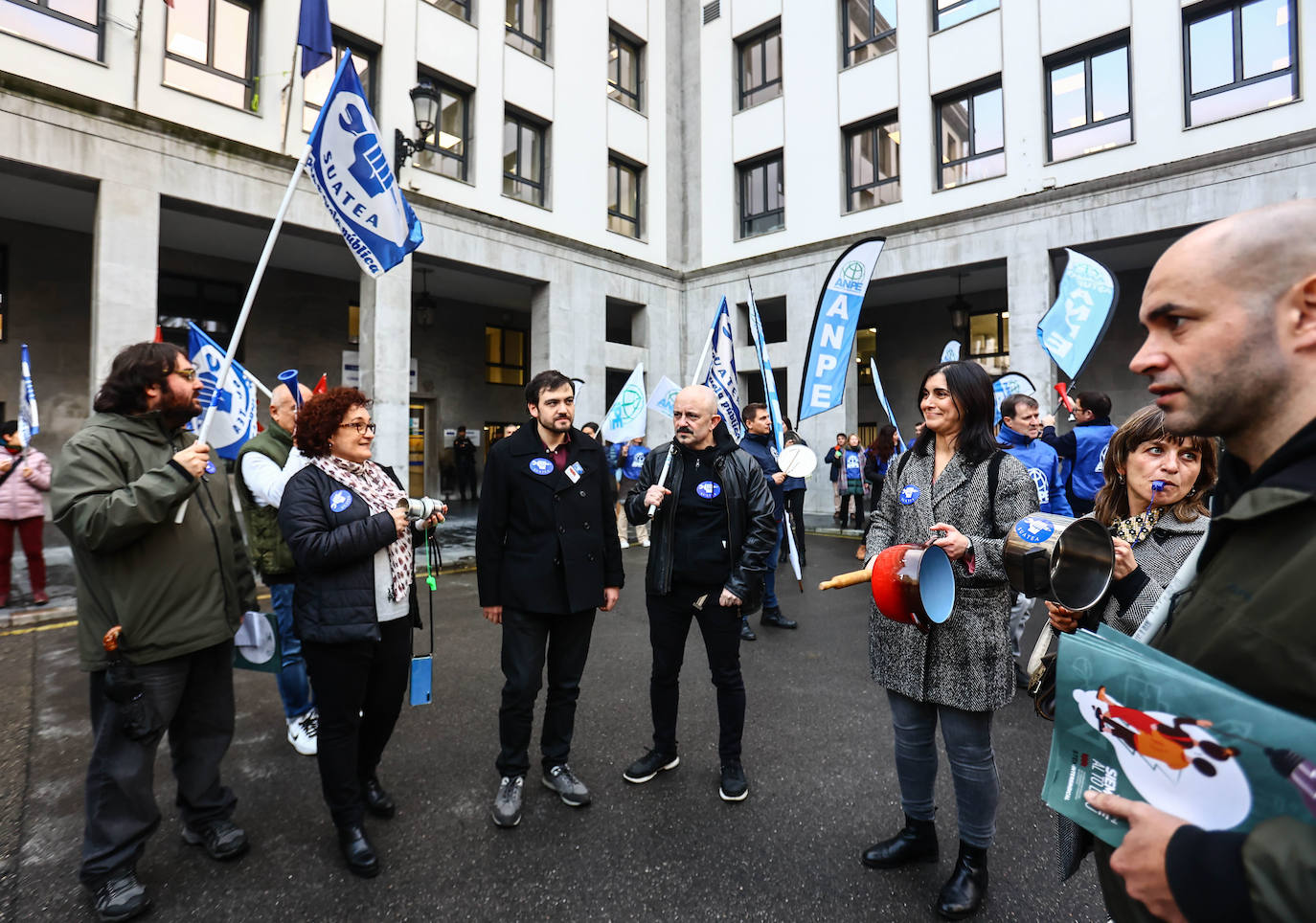 Fotos: Cacerolada de los profesores asturianos ante el «hartazgo» por la LOMLOE