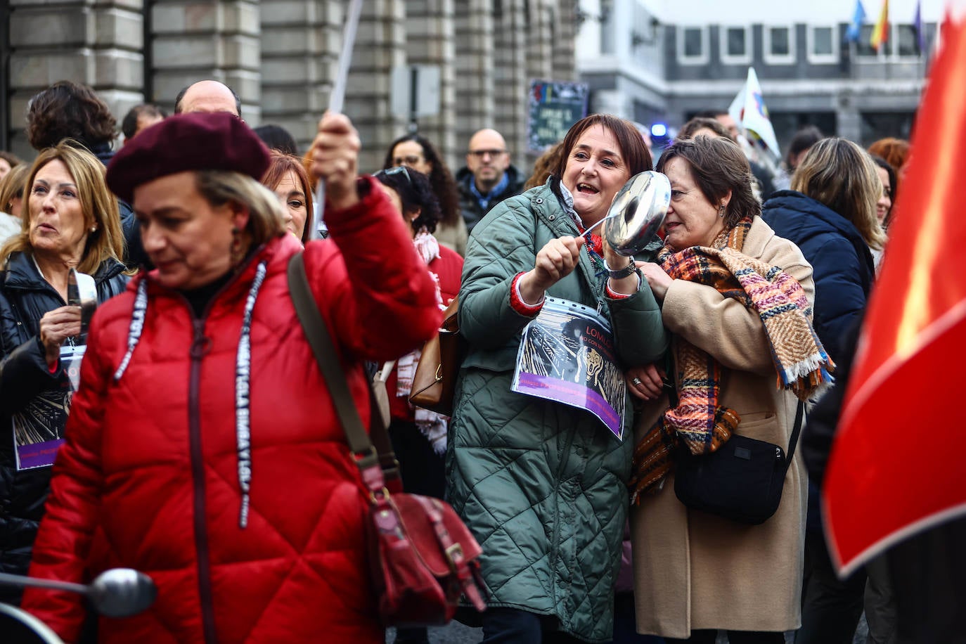 Fotos: Cacerolada de los profesores asturianos ante el «hartazgo» por la LOMLOE