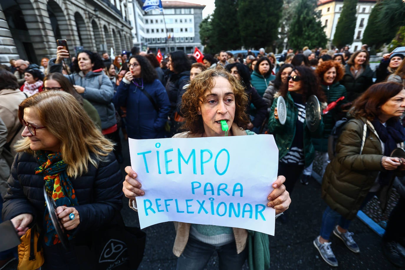 Fotos: Cacerolada de los profesores asturianos ante el «hartazgo» por la LOMLOE