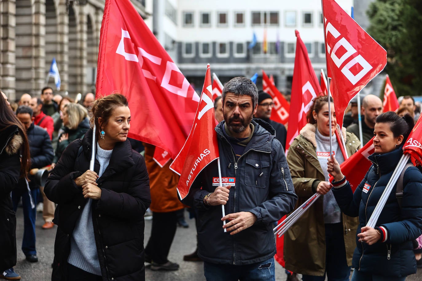 Fotos: Cacerolada de los profesores asturianos ante el «hartazgo» por la LOMLOE