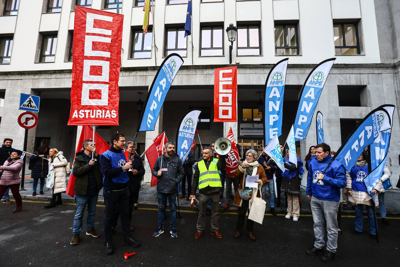 Fotos: Cacerolada de los profesores asturianos ante el «hartazgo» por la LOMLOE