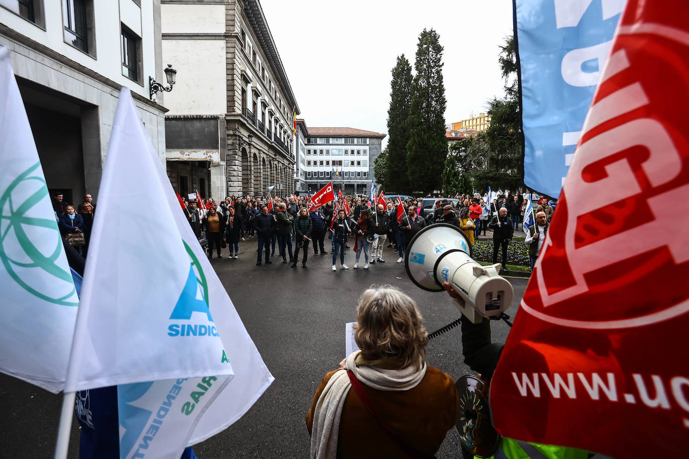 Fotos: Cacerolada de los profesores asturianos ante el «hartazgo» por la LOMLOE