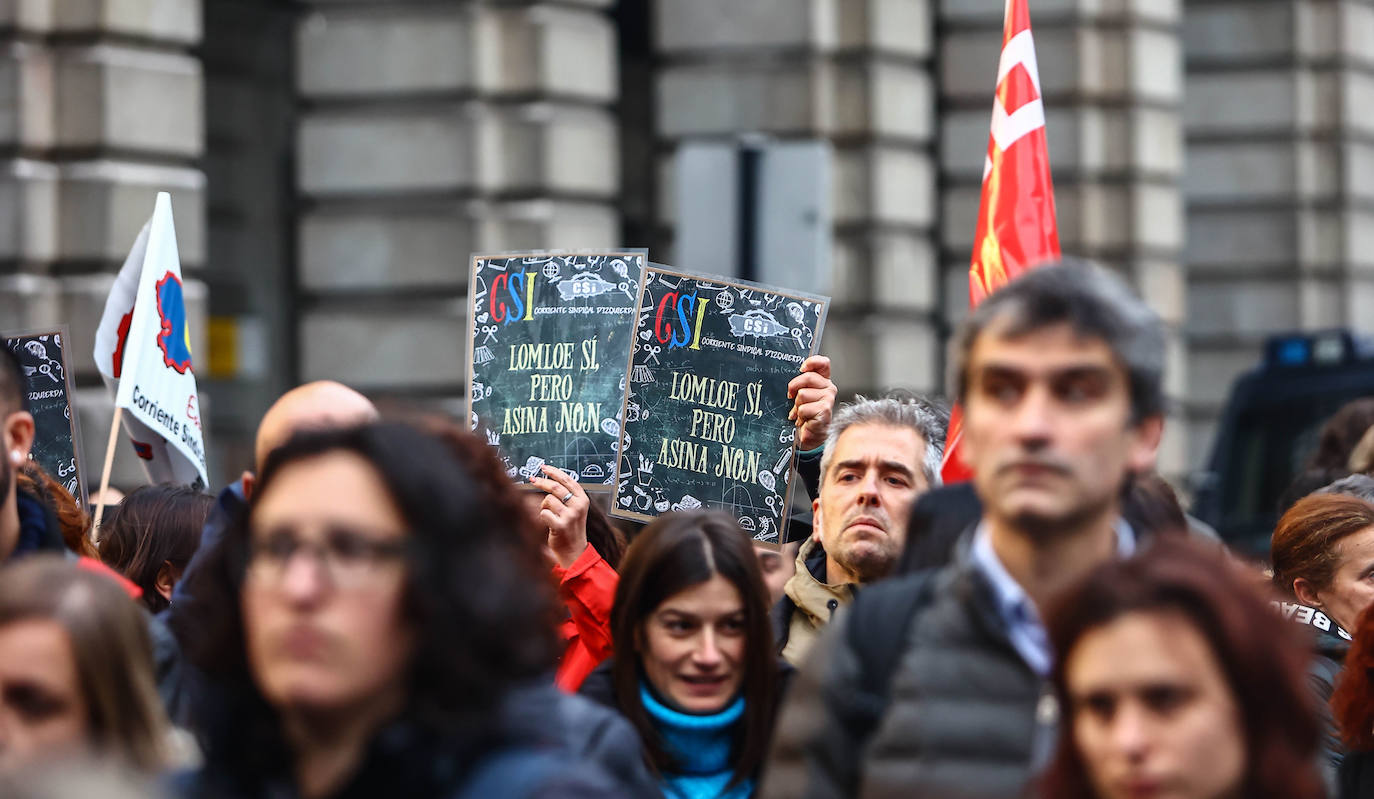 Fotos: Cacerolada de los profesores asturianos ante el «hartazgo» por la LOMLOE