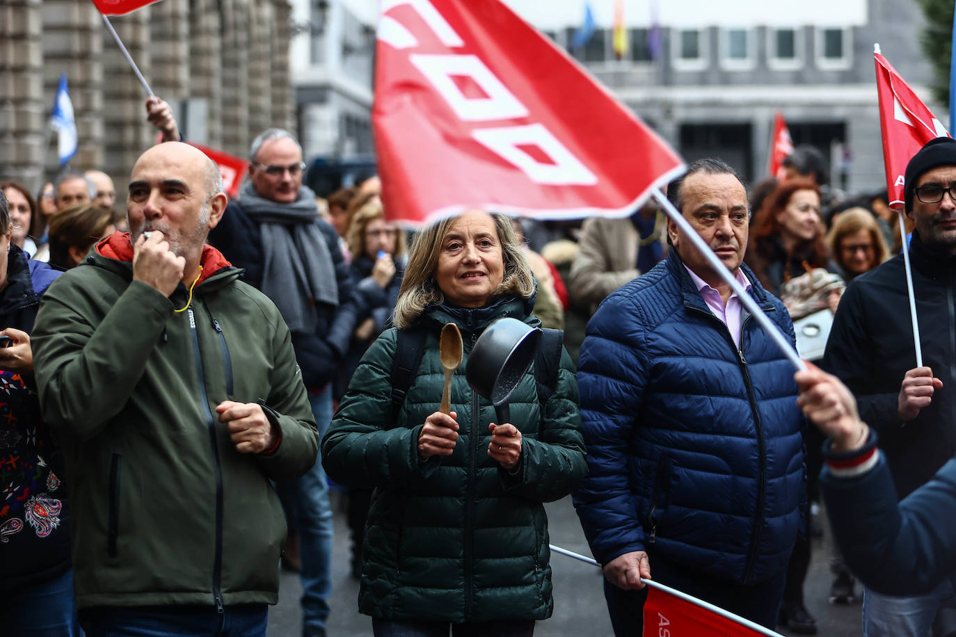 Fotos: Cacerolada de los profesores asturianos ante el «hartazgo» por la LOMLOE