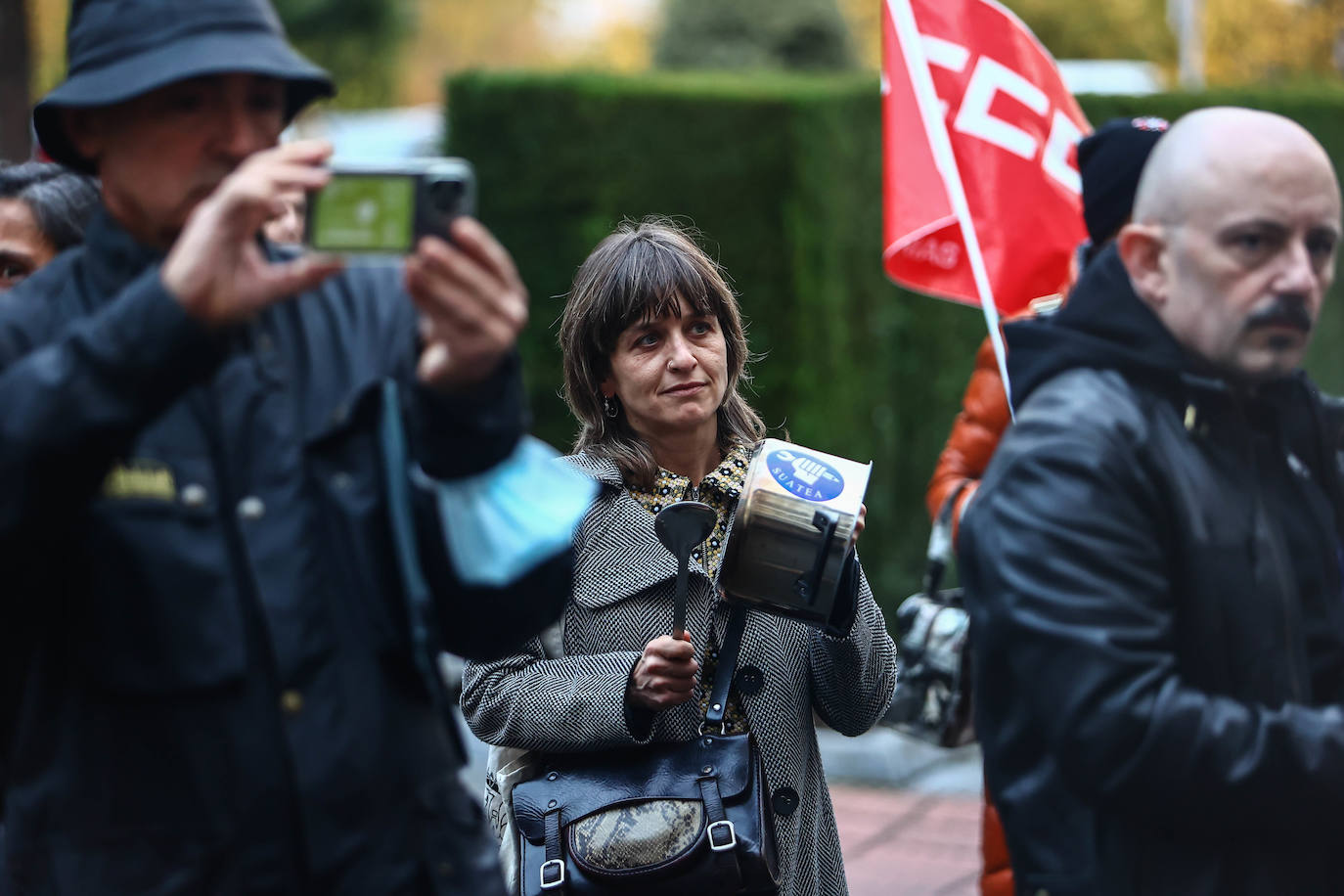 Fotos: Cacerolada de los profesores asturianos ante el «hartazgo» por la LOMLOE