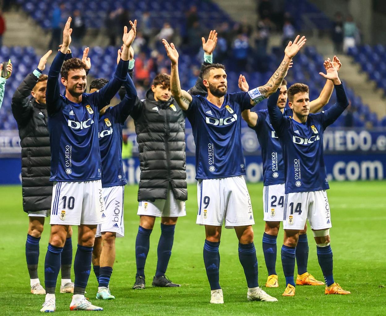 Los jugadores azules celebran con la grada la tercera victoria consecutiva en el Tartiere. 