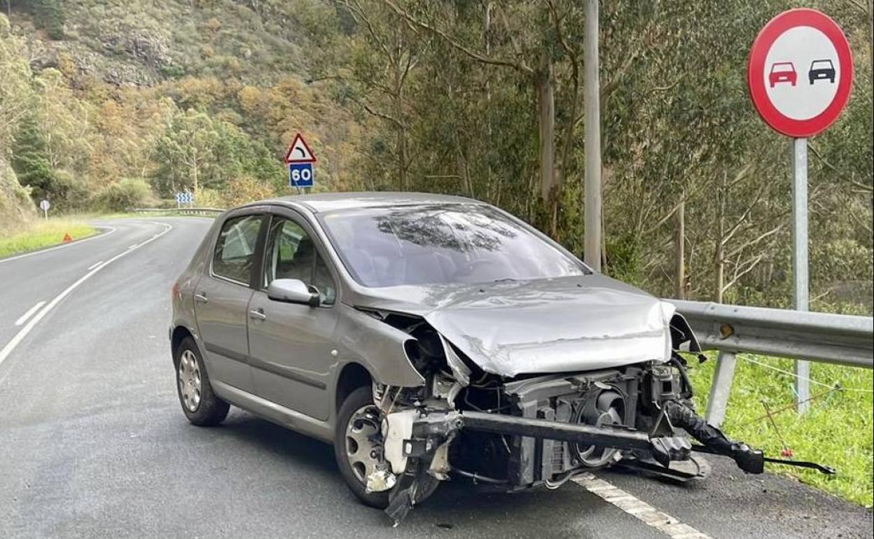 El primer vehículo accidentado en Tineo en la mañana de este lunes. 