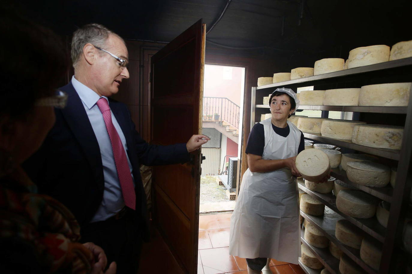 Diego Canga, durante su visita a una quesería de Gamonéu en Benia en 2014.