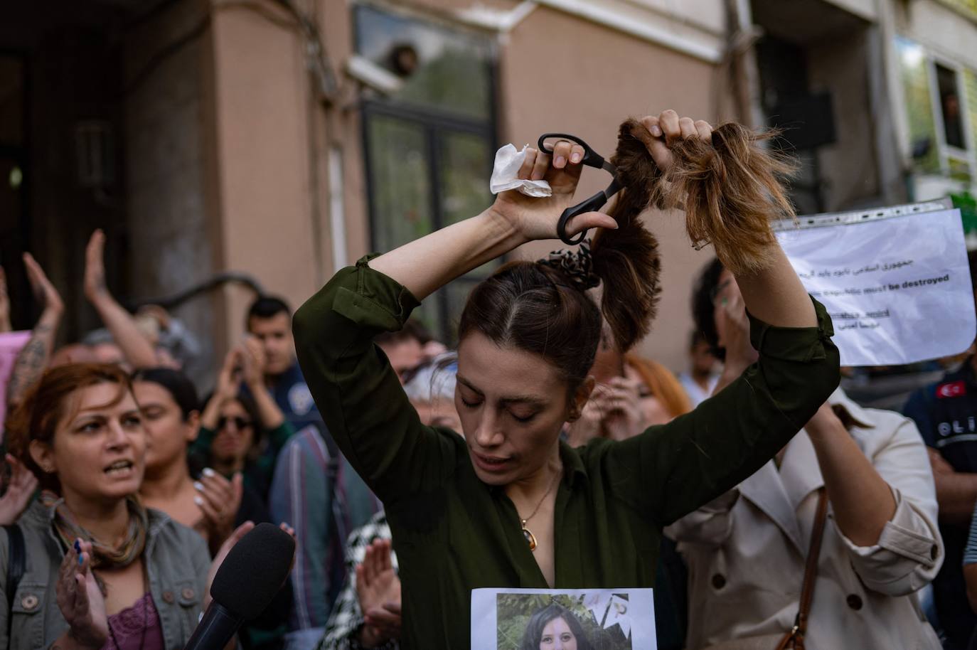 Nasibe Samsaei, una mujer iraní que vive en Turquía, corta su pelo durante una protesta frente al consulado iraní en Estambul el 21 de septiembre de 2022. Las protestas tienen lugar después del asesinato de una mujer iraní tras su detención por la policía de moralidad del país en Teherán.