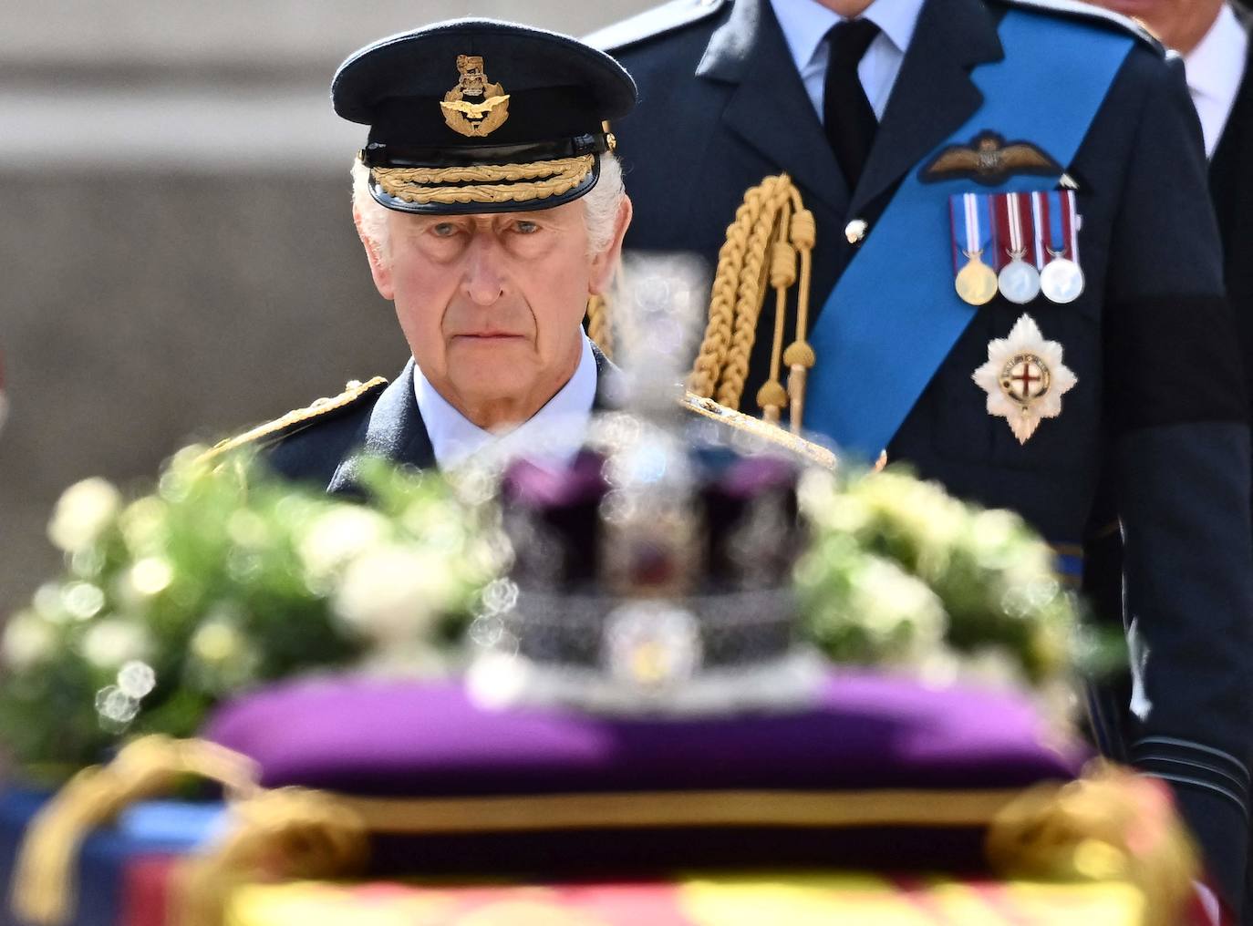 La reina Isabel II de Inglaterra fue la monarca que más tiempo estuvo en el poder de la historia británica. Su hijo, Carlos III, ascendió al trono a los 74 años, tras el fallecimiento de su madre el 8 de septiembre. 