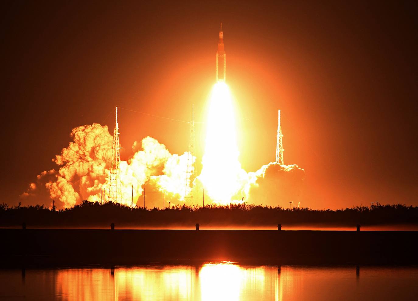 Tras dos intentos fallidos, el cohete lunar no tripulado Artemisa I despegó de la plataforma de lanzamiento 39B en el Centro Espacial Kennedy de la NASA en Cabo Cañaveral, Florida. La misión espacial de la NASA, que ha generado una gran expectación, es un viaje de 25 días y medio a la cara oculta de la Luna.