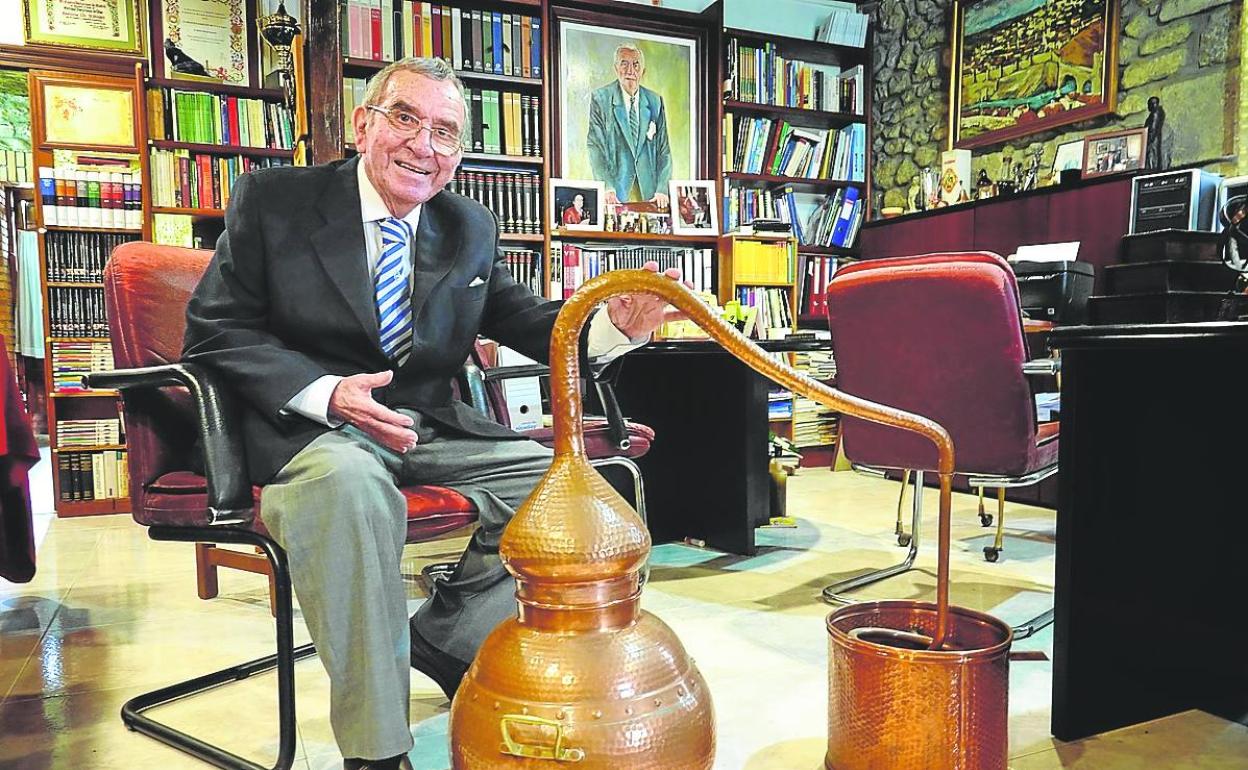 Emilio Serrano, ante un alambique, en su casa de San Martín de Collera, en Ribadesella. 