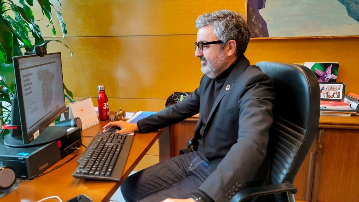 El consejero de Medio Rural y Cohesión Territorial, Alejandro Calvo, ha mantenido una reunión telemática con las consejeras de Infraestructuras y Movilidad de la Xunta de Galicia, Ethel Vázquez; y de Movilidad y Transformación Digital de la Junta de Castilla y León, María González