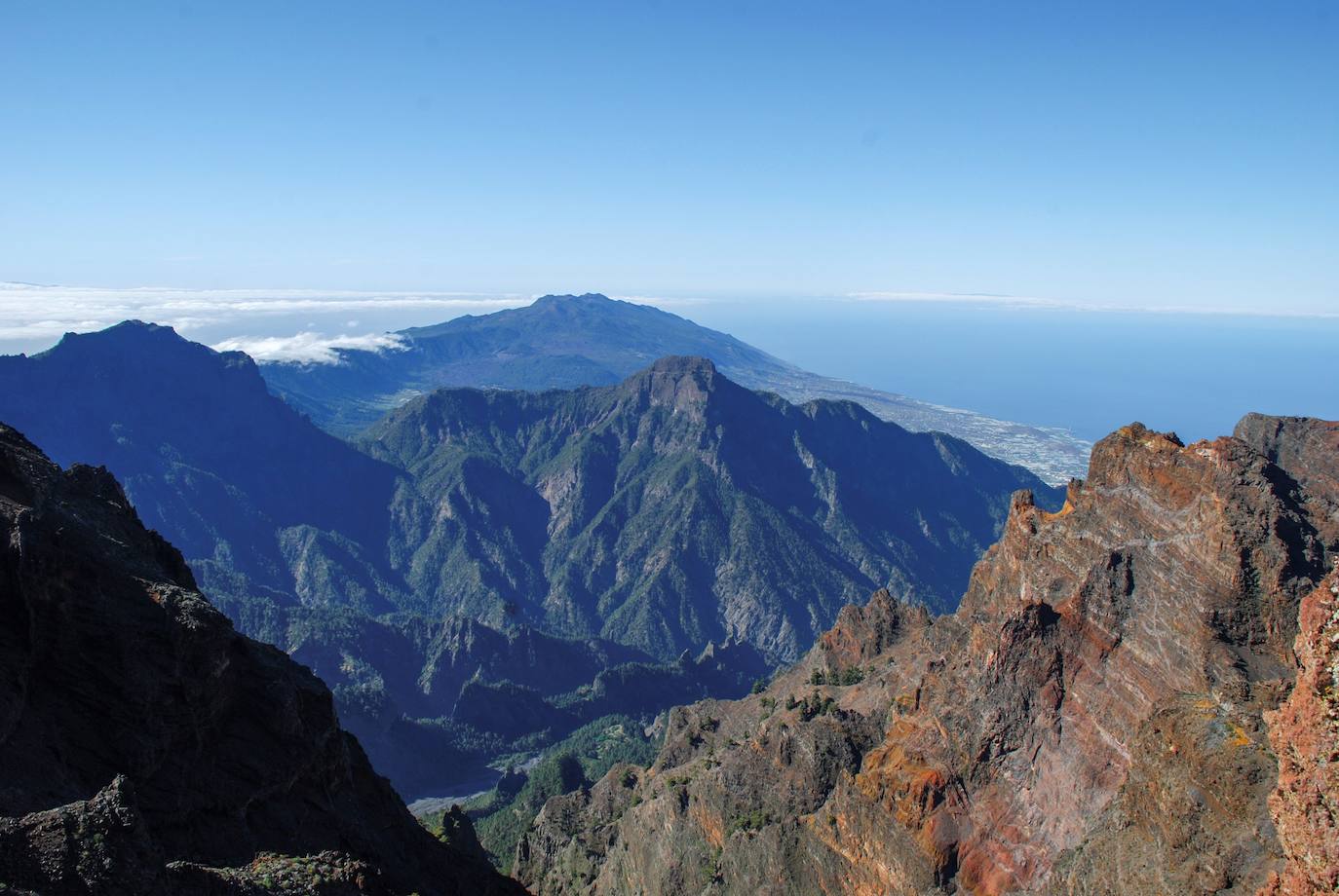 La erupción del volcán de Cumbre Vieja no ha borrado la belleza de los parajes que caracterizan a la isla de La Palma. El Parque Nacional de la Caldera de Taburiente es, sin duda, una parada imprescindible para todo aquel que desee descubrir el espíritu isleño. 