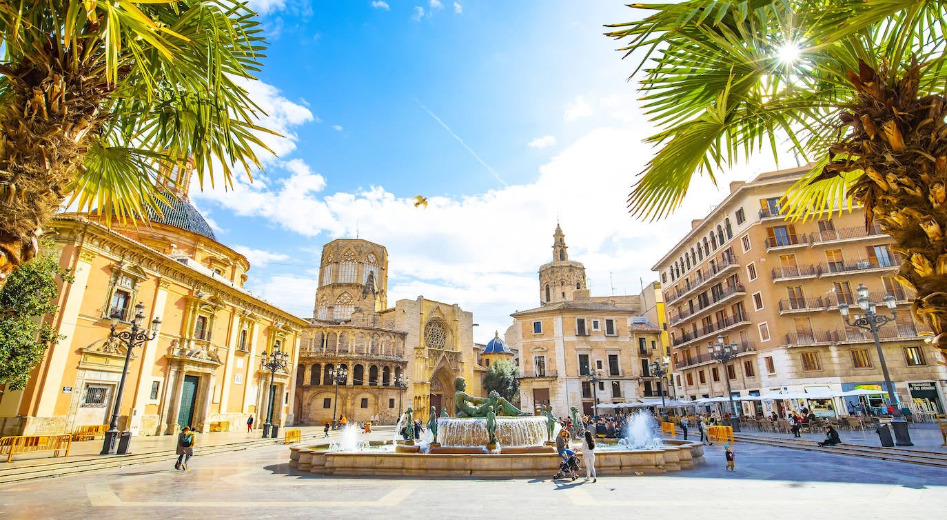 Cualquier parte de Valencia es ideal para perderse y disfrutar: desde la Playa de las Arenas a la de la Patacona, pasando por el Mercado Central o el de Colón. Además acaba de ser nombrada Capital Europea del Turismo Inteligente 2022. 