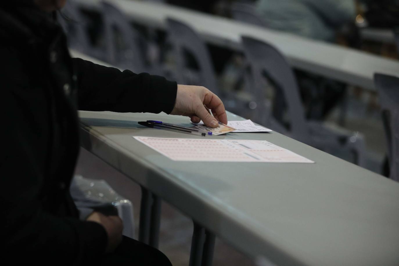 Fotos: Masivas oposiciones en Asturias para auxiliares educadores