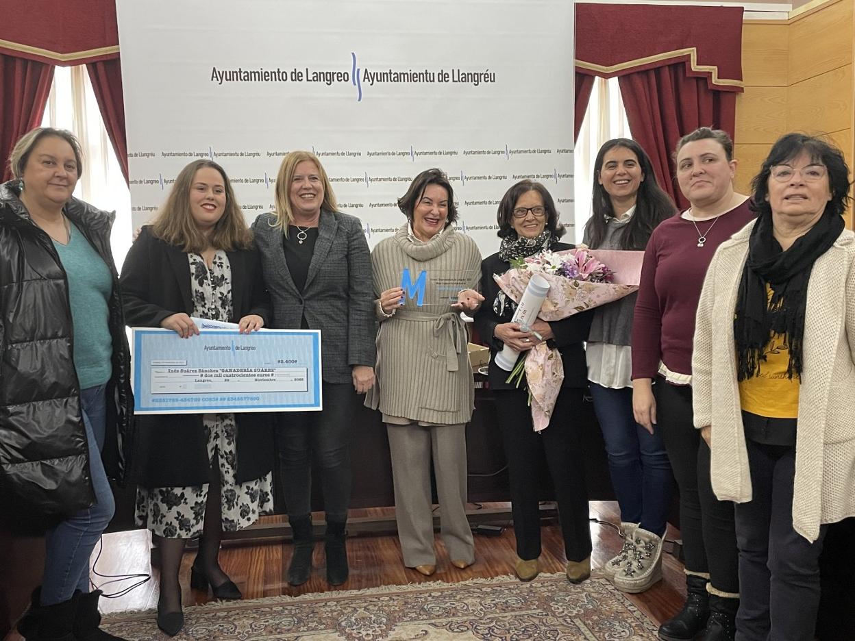 María Antonia García, (concejal del PP), la ganadera Inés Suárez, la alcaldesa Carmen Arbesú, las emprendedoras premiadas Suny Roces y Ascen Verdejo y las ediles Melania Montes (PSOE) y Rosa Prieto (Podemos). 