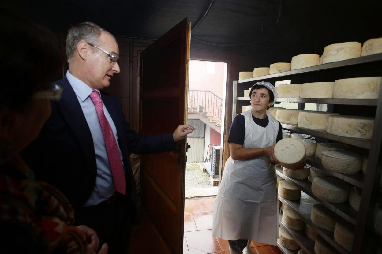 Diego Canga, durante una visita a una quesería de Gamonéu en Benia de Onís. 