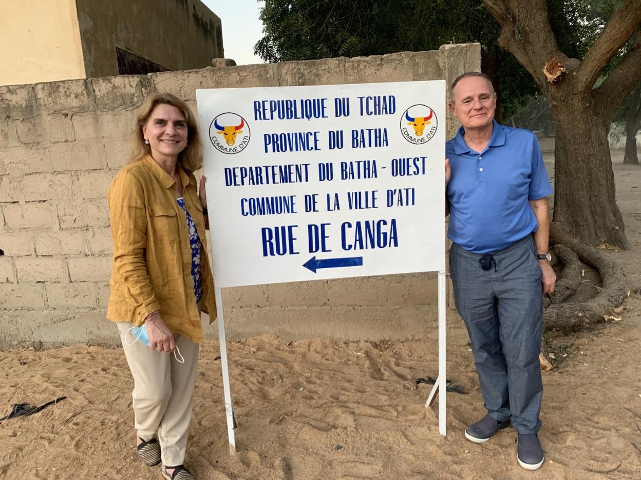 Diego Canga, junto a su esposa, en Chad. 