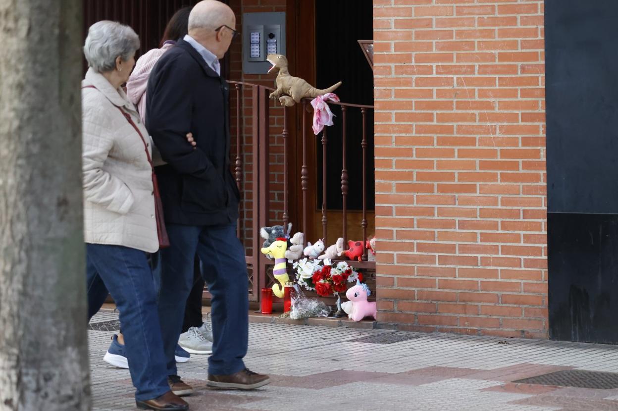 Flores, velas y peluches en el portal de Gaspar García Laviana, donde vivía Olivia. 