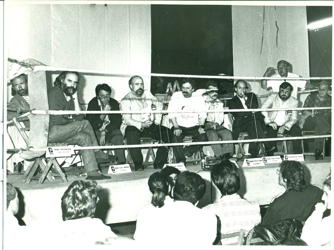 Mesa redonda de escritores sobre un ring en la primera edición de la Semana Negra, en El Musel, en 1988.