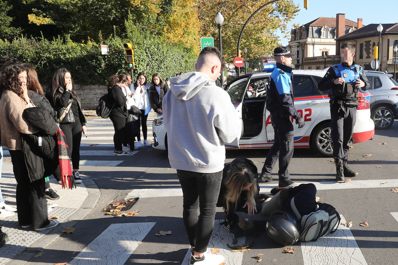 Fotos: Herido un motorista en un accidente de tráfico en Gijón