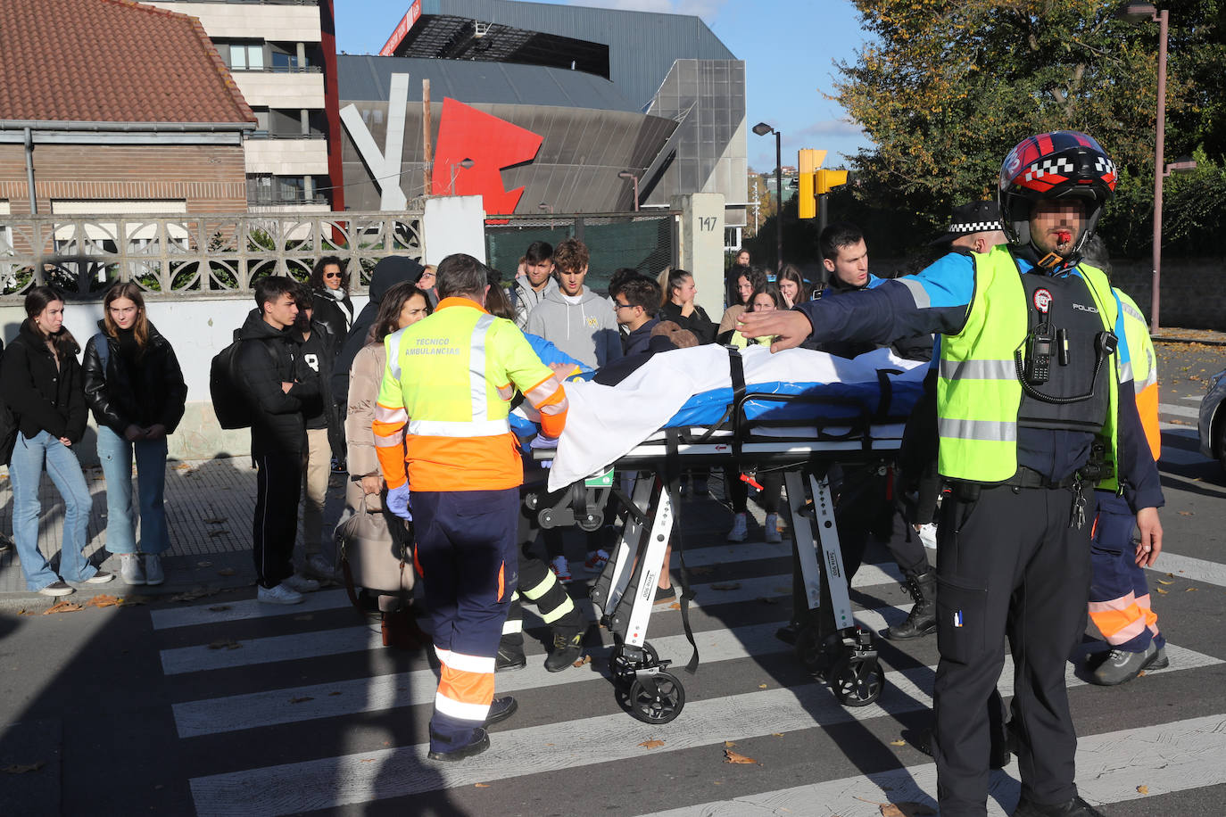 Fotos: Herido un motorista en un accidente de tráfico en Gijón