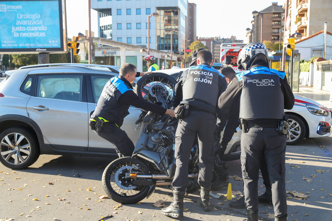 Fotos: Herido un motorista en un accidente de tráfico en Gijón