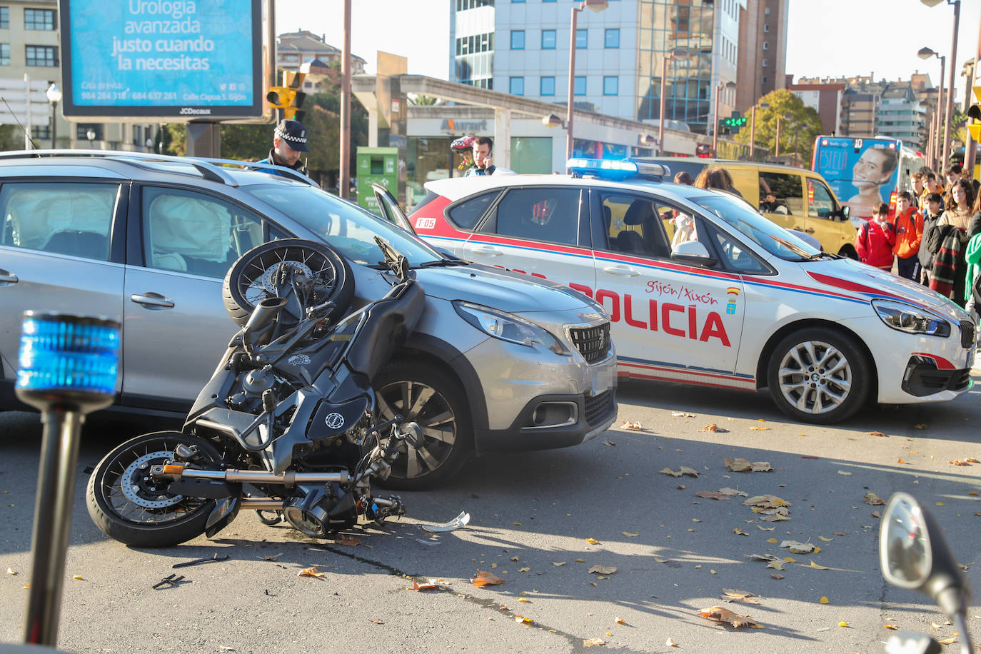 Fotos: Herido un motorista en un accidente de tráfico en Gijón