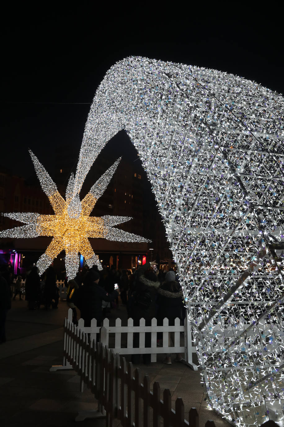 Fotos: Gijón estrena su alumbrado de Navidad más llamativo y deslumbrante