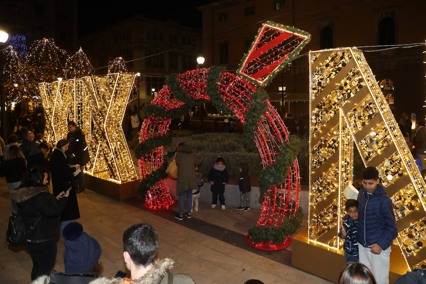 pasillo fragmento Aspirar Fotos: Gijón estrena su alumbrado de Navidad más llamativo y deslumbrante |  El Comercio: Diario de Asturias
