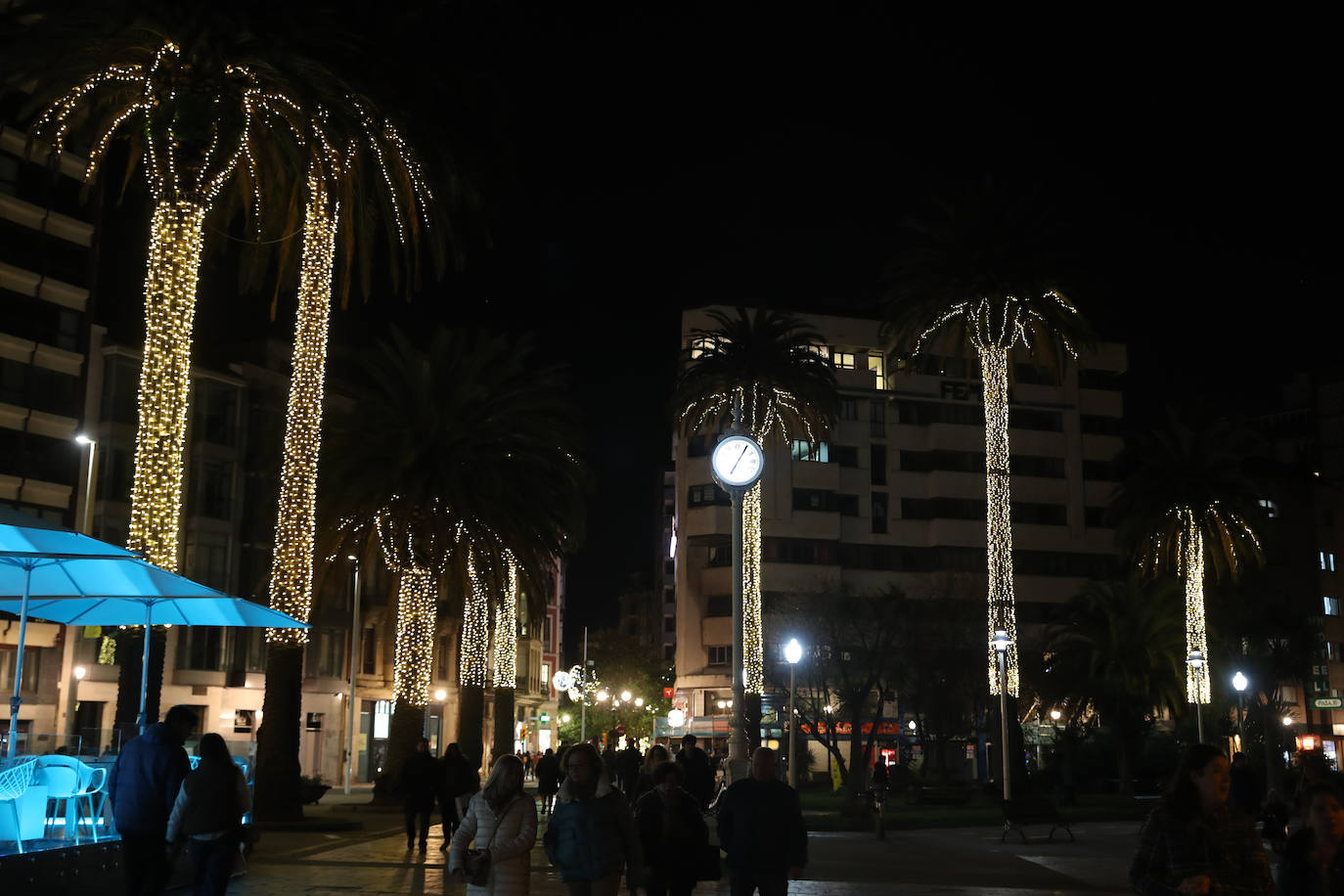 Fotos: Gijón estrena su alumbrado de Navidad más llamativo y deslumbrante