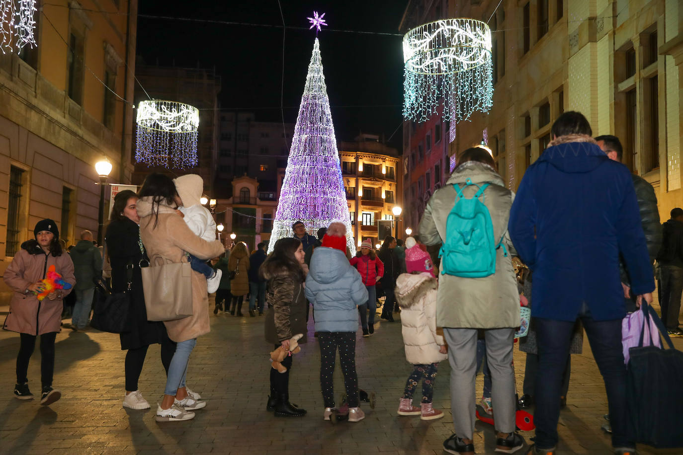 Fotos: Gijón estrena su alumbrado de Navidad más llamativo y deslumbrante