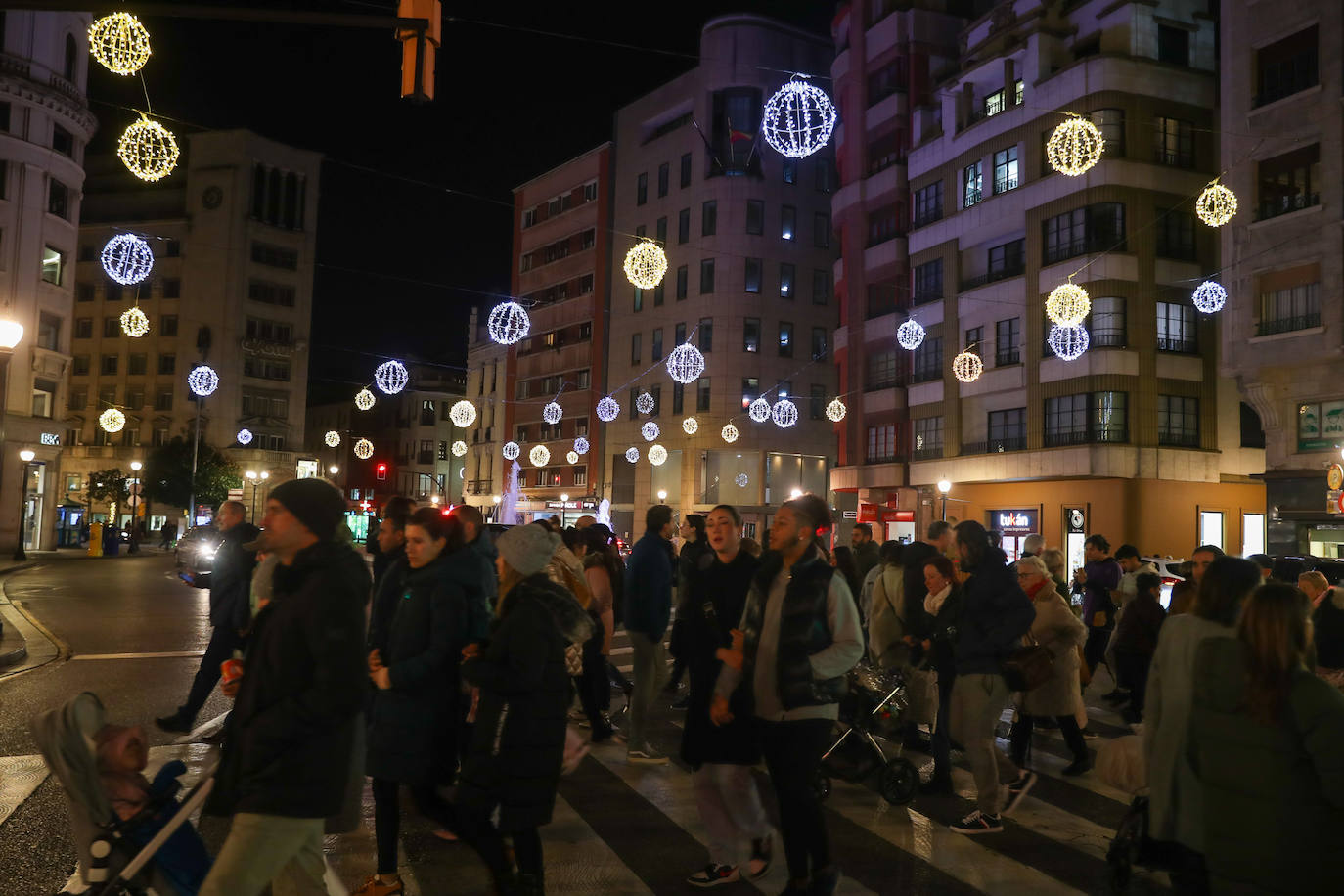 Fotos: Gijón estrena su alumbrado de Navidad más llamativo y deslumbrante