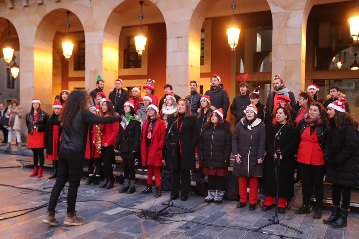 Fotos: Gijón estrena su alumbrado de Navidad más llamativo y deslumbrante