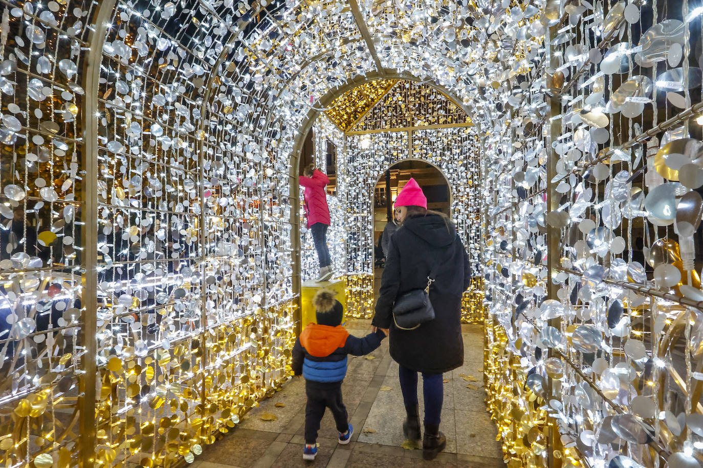 Fotos: Gijón estrena su alumbrado de Navidad más llamativo y deslumbrante